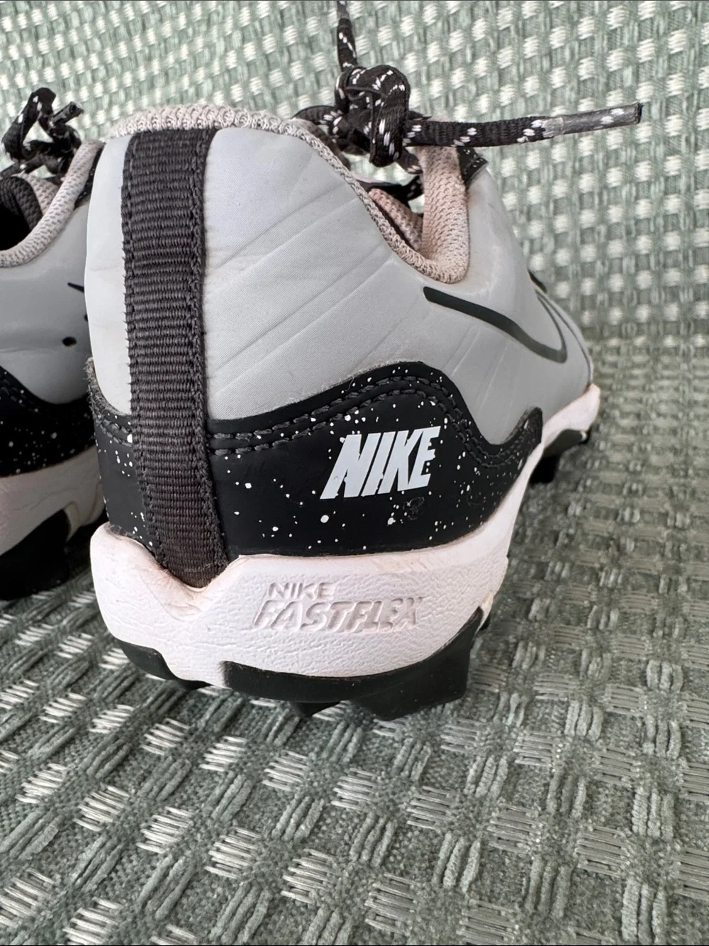 Nike Unisex Fastflex Size 5 Youth Grey Baseball Cleats